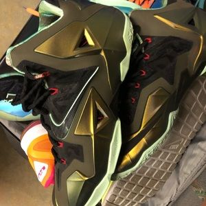 Lebron X Kings Pride Size 13.